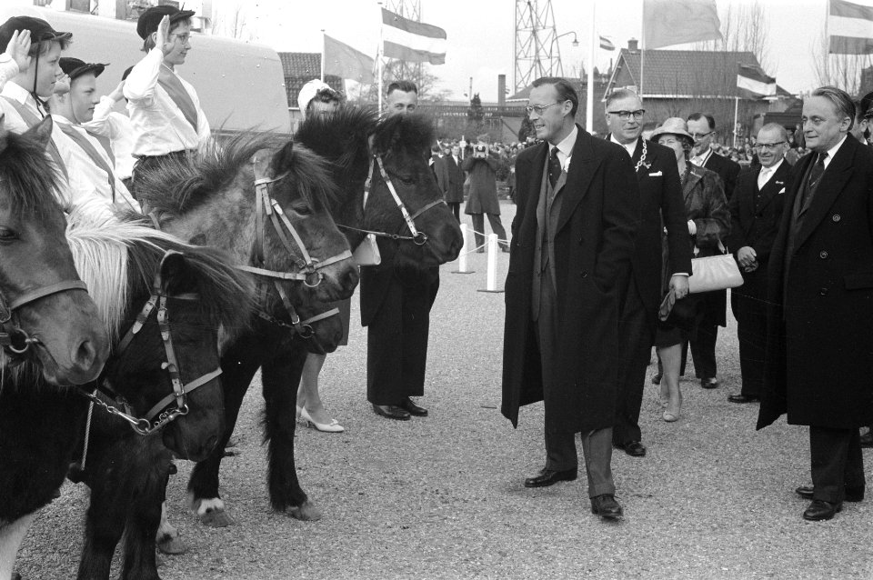 Bezoek van Z. K. H. Prins Bernhard aan Waddinxveen. Bezoek aan Kempes Meubelfabr, Bestanddeelnr 912-2874
