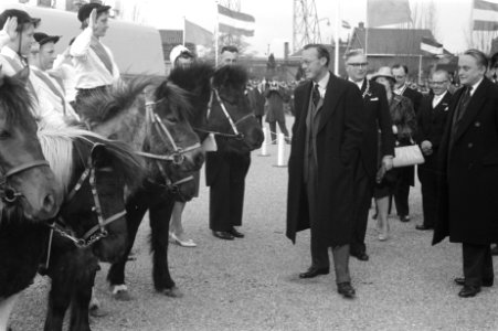 Bezoek van Z. K. H. Prins Bernhard aan Waddinxveen. Bezoek aan Kempes Meubelfabr, Bestanddeelnr 912-2874