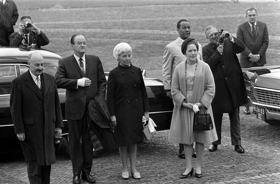 Bezoek vice president Humphrey , aankomst op Huis ten Bosch , links ambassadeur , Bestanddeelnr 920-1872