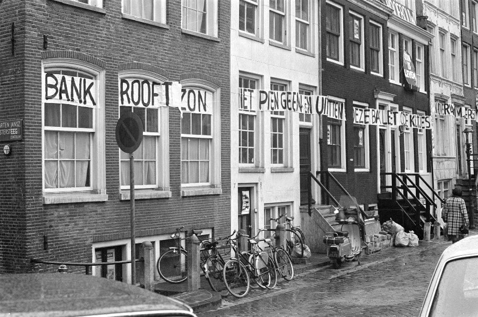 Bewoners M J Kosterstraat Amsterdam protesteren tegen bouw van bank spandoeke, Bestanddeelnr 925-5050