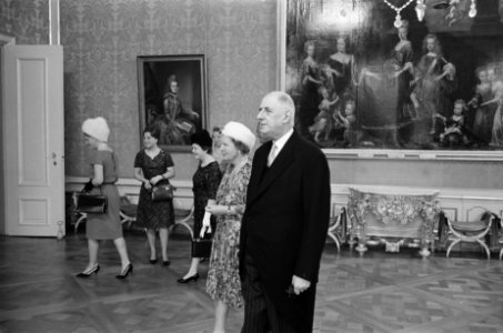 Bezoek President De Gaulle aan Nederland. In Huis ten Bosch voor de lunch, voors, Bestanddeelnr 914-9344 photo