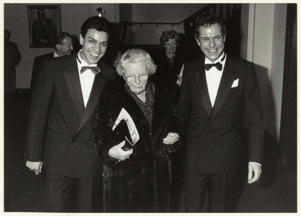 Bezoek van prinses Juliana aan de toneeluitvoering van Oude Nieuwe Vrienden, speciaal geschreven t.g.v. toneeljubileum van Georgette Hagendoorn. NL-HlmNHA 54023538