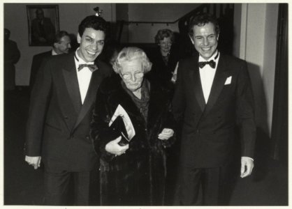 Bezoek van prinses Juliana aan de toneeluitvoering van Oude Nieuwe Vrienden, speciaal geschreven t.g.v. toneeljubileum van Georgette Hagendoorn. NL-HlmNHA 54023538