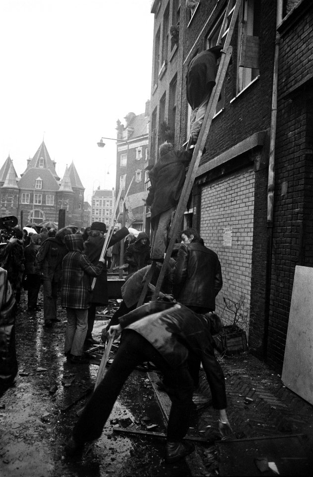 Bewoners Nieuwmarktbuurt Amsterdam verzetten zich tegen sloop van huizen voor me, Bestanddeelnr 927-6408