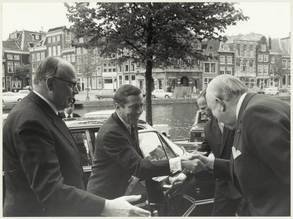 Bezoek van Z.K.H. prins Claus aan de Koninklijke Hollandsche Maatschappij der Wetenschappen waar hij werd verwelkomd door Jhr mr. C.C. van Valkenburg., NL-HlmNHA 54012015