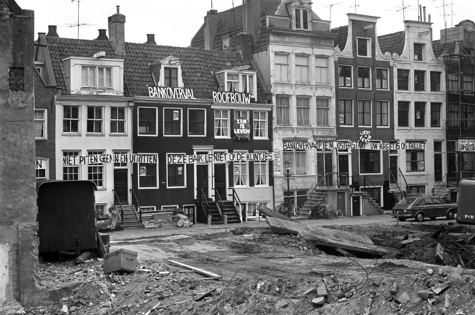 Bewoners M J Kosterstraat Amsterdam protesteren tegen bouw van bank spandoeke, Bestanddeelnr 925-5051