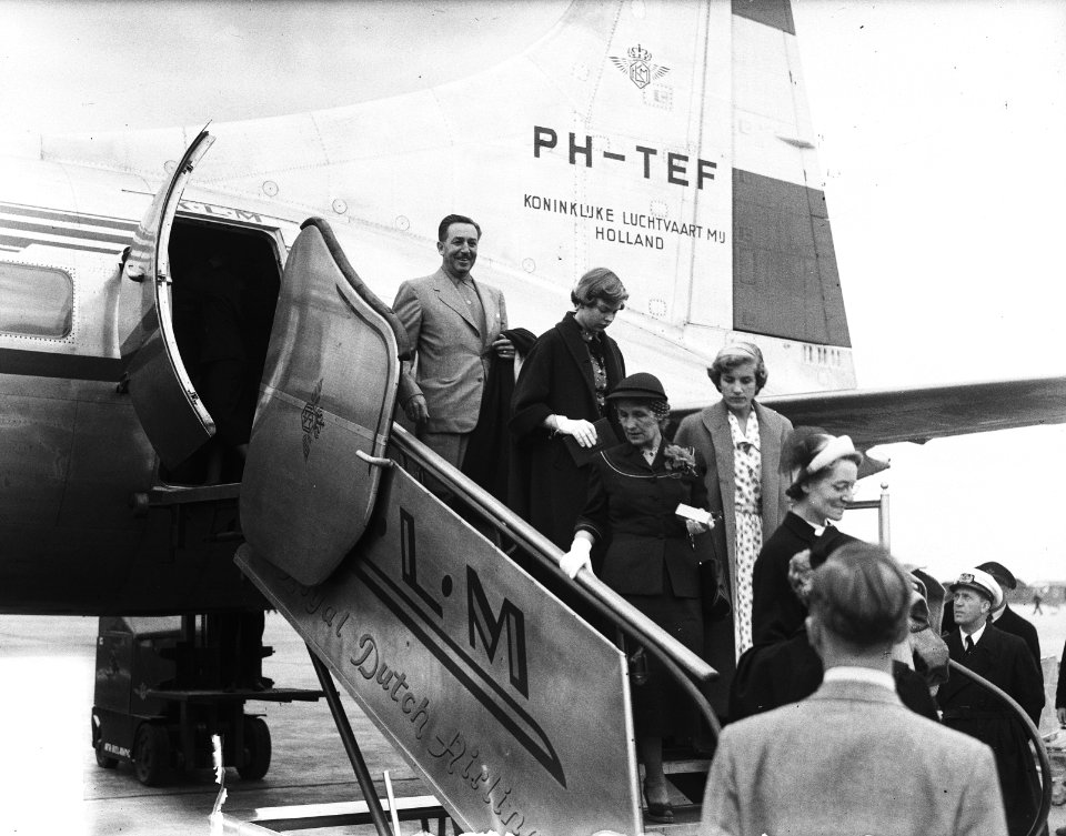 Bezoek Walt Disney aan Amsterdam. Aankomst Walt Disney op Schiphol, met echtgeno, Bestanddeelnr 904-6418