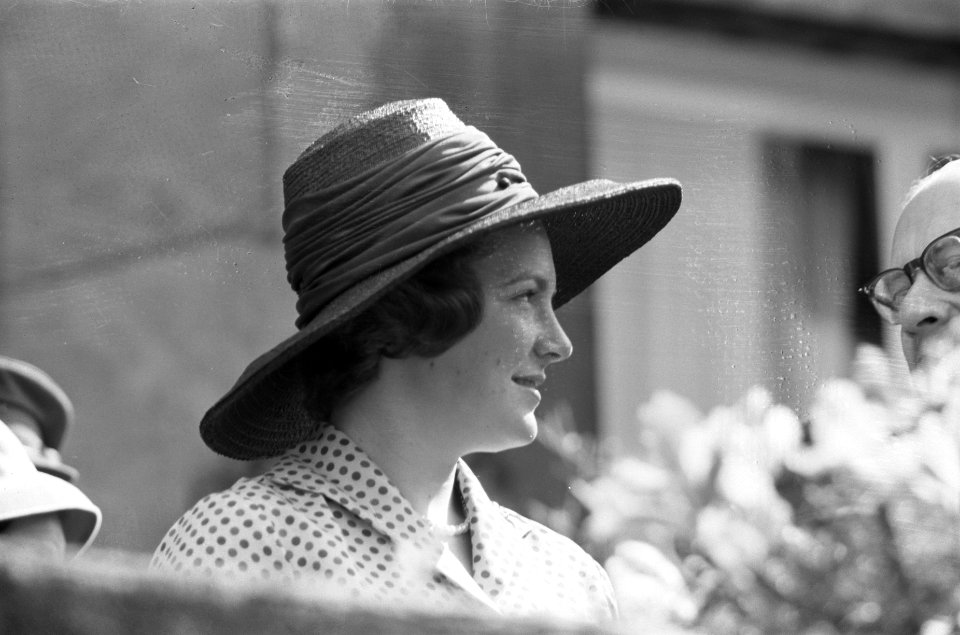 Bezoek van Prinses Irene aan Noord-Brabant Prinses Irene met zonnehoed, Bestanddeelnr 912-5399
