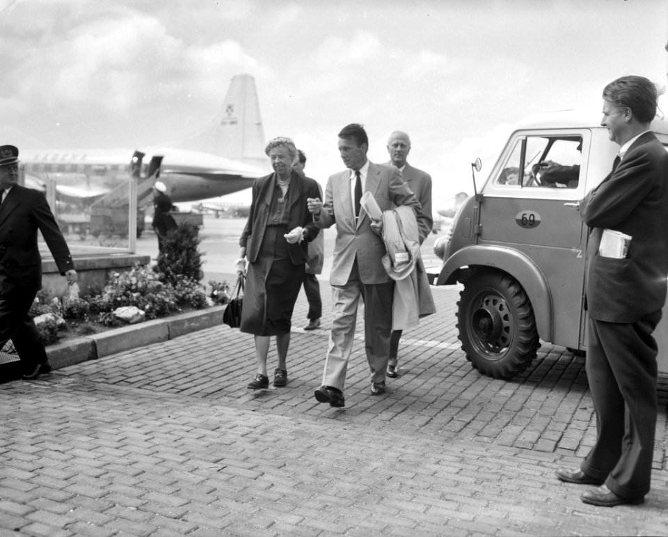 Bezoek mevr Roosevelt aankomst Schiphol, Bestanddeelnr 907-9517