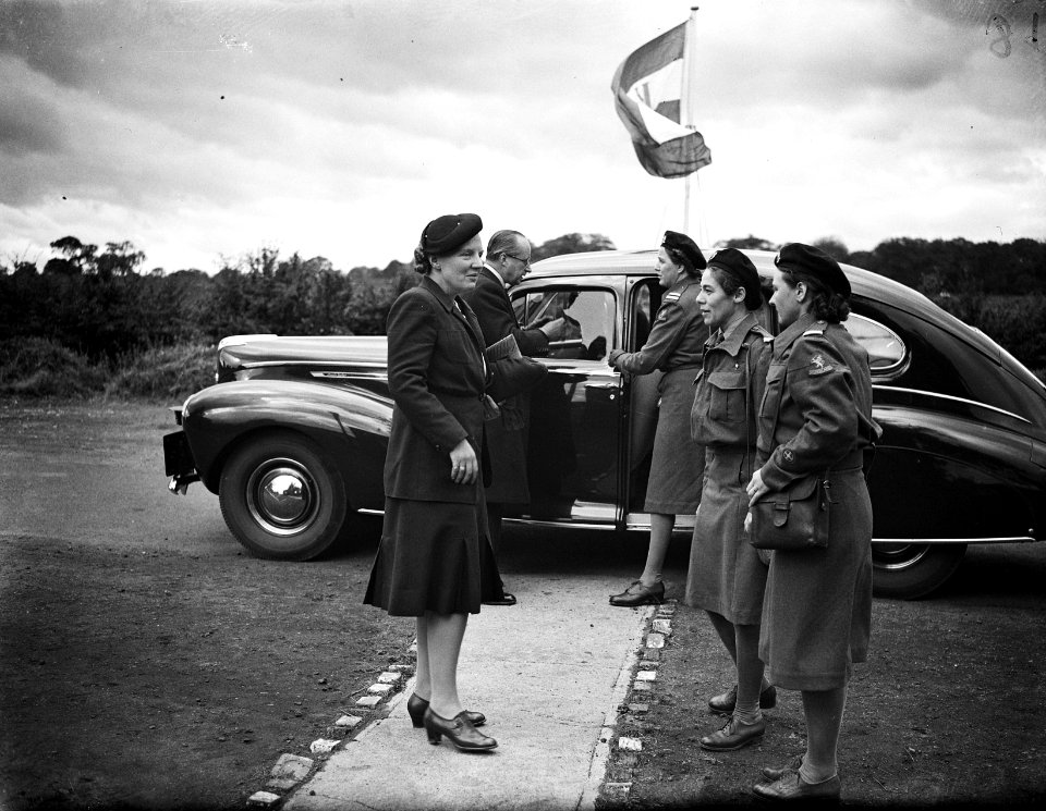 Bezoek van prinses Juliana aan het recent opgerichte Vrouwen Hulp Korps. De prin, Bestanddeelnr 935-2611