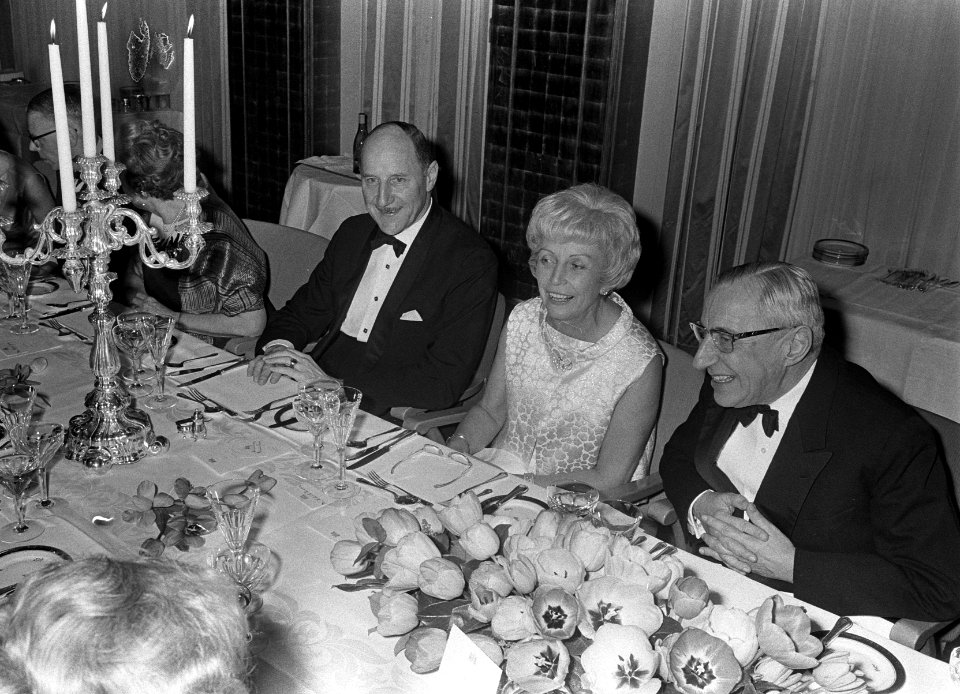 Bezoek vice president Humphrey , regeringsdiner, v.l.n.r minister Luns, mevrouw , Bestanddeelnr 920-1895