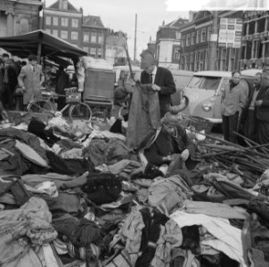 Bezoekers van de markt zoeken en passen de kostuums, Bestanddeelnr 918-2861