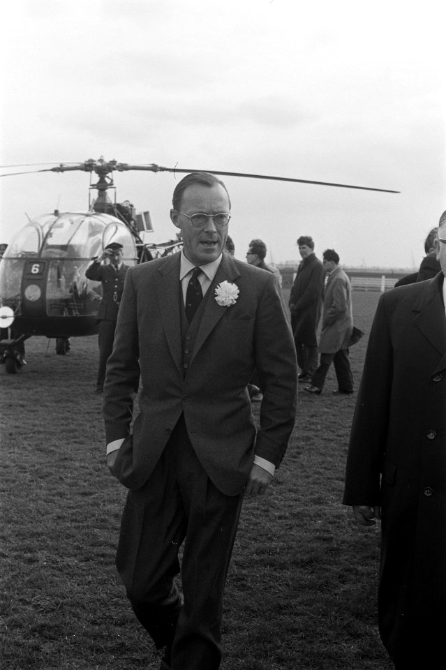 Bezoek van Z. K. H. Prins Bernhard aan Waddinxveen. Aankomst Prins Bernhard per , Bestanddeelnr 912-2869