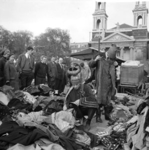 Bezoekers van de markt zoeken en passen de kostuums, Bestanddeelnr 918-2860