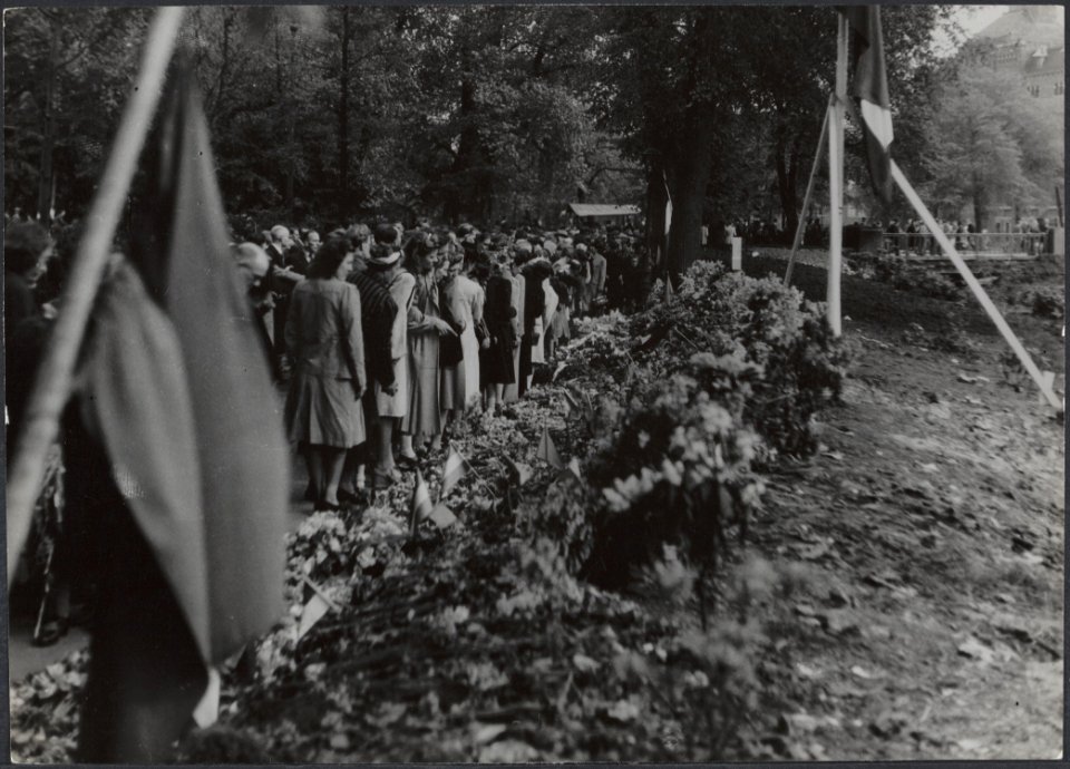 Bezoekers van een herdenkingsplechtigheid voor gefusilleerde Nederlanders lopen , Bestanddeelnr 512 114