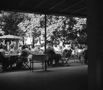 Bezoekers op een terras in het Kurpark van Bad Mergentheim, Bestanddeelnr 254-3220