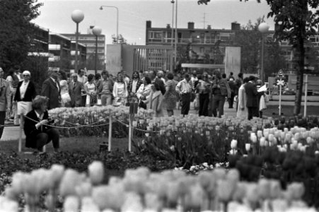 Bezoekers van de planten- en bloemententoonstelling in het Amstelpark in Amsterd, Bestanddeelnr 925-6089