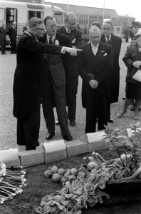 Bezoek van Z. K. H. Prins Bernhard aan Waddinxveen. Bezoek aan Kempes Meubelfabr, Bestanddeelnr 912-2878
