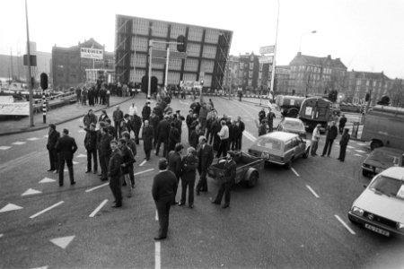 Bezette brug bij de Tasmanstraat in Amsterdam, Bestanddeelnr 932-7541