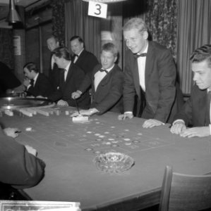 Bezoekers terwijl ze roulette spelen, Bestanddeelnr 918-3448