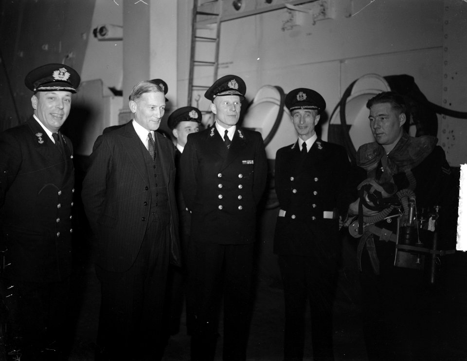 Bezoek leden Raad van Staten en SG op de Karel Doorman, Bestanddeelnr 903-1186