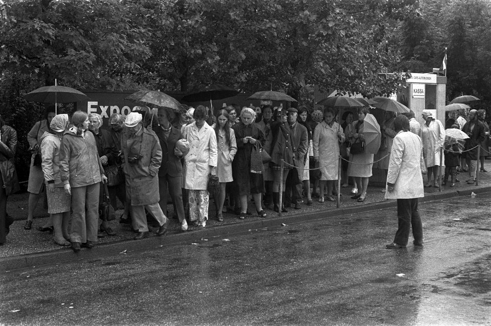 Bezoekers van de Floriade 1972 in Amsterdam tijdens een regenbui, Bestanddeelnr 925-6863