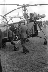Bezoek van Z. K. H. Prins Bernhard aan Waddinxveen. Aankomst Prins Bernhard per , Bestanddeelnr 912-2870
