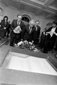 Bezoek minister Shamir , kranslegging in Tweede Kamer, Bestanddeelnr 933-2497