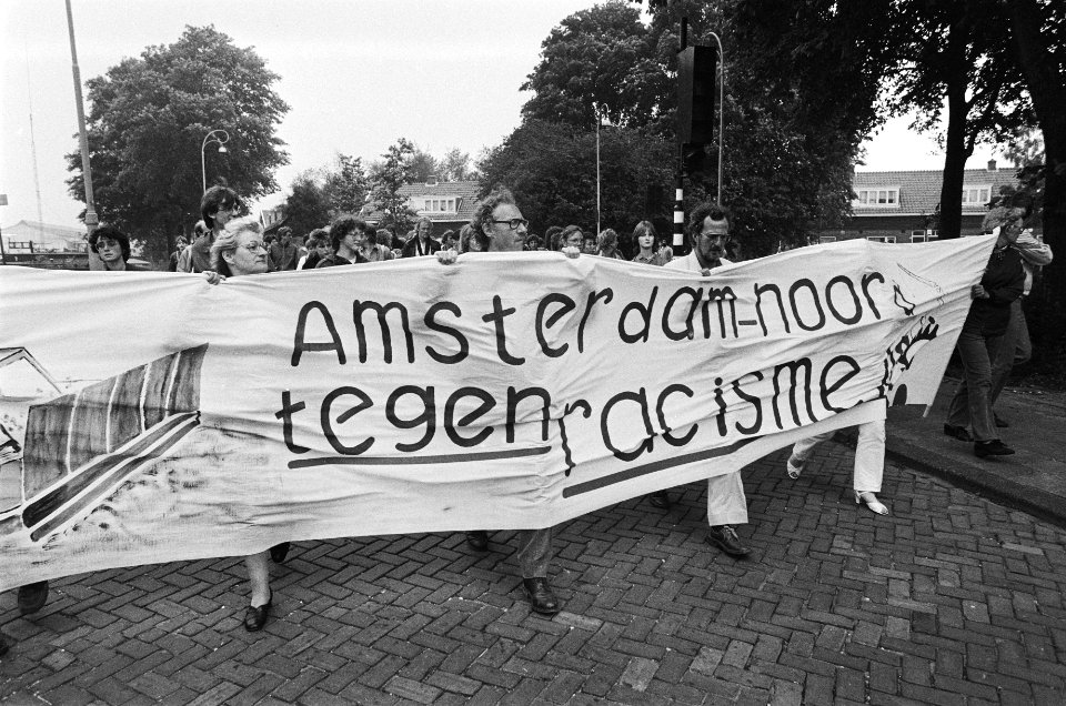 Bewoners van Amsterdam-noord demonstreren tegen racisme daar, Bestanddeelnr 932-1851