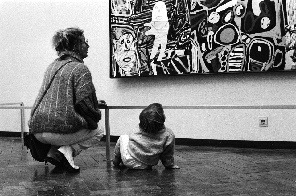 Bezoekers tentoonstelling La Grande Parade in Stedelijk Museum, Bestanddeelnr 933-1839