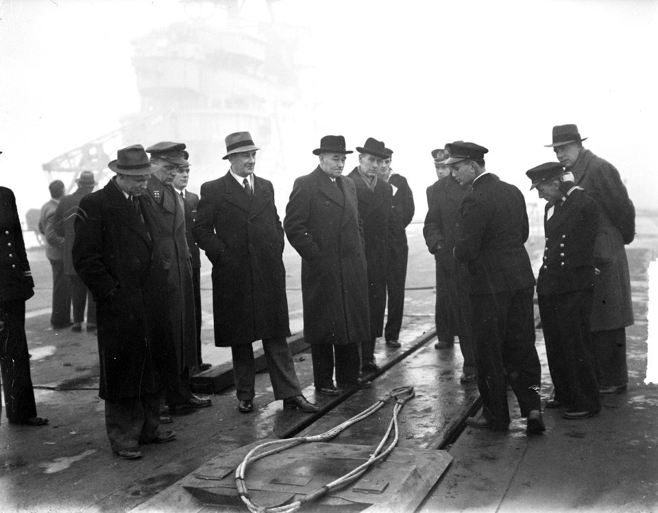 Bezoek leden Raad van Staten en SG op de Karel Doorman, Bestanddeelnr 903-1188