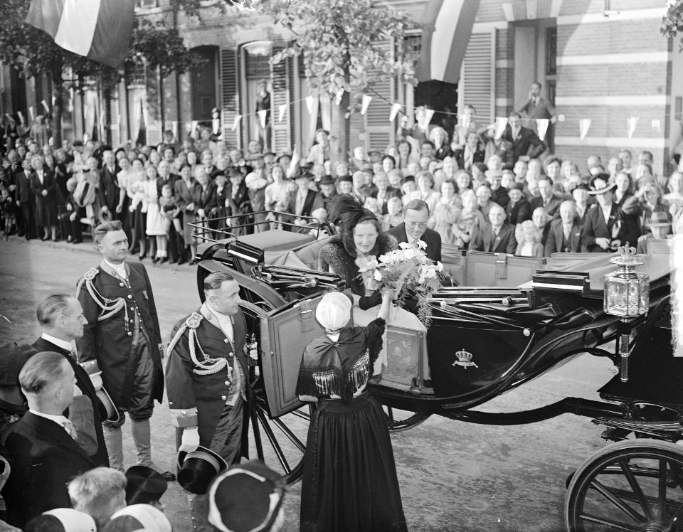 Bezoek Koninklijke Familie aan Overijssel. Koningin en prins stappen in rijtuig, Bestanddeelnr 903-6511