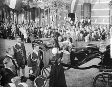 Bezoek Koninklijke Familie aan Overijssel. Koningin en prins stappen in rijtuig, Bestanddeelnr 903-6511