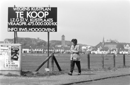 Bewoners Wijk aan Zee bieden demonstratief hun dorp te koop aan uit protest tege, Bestanddeelnr 934-4502 photo