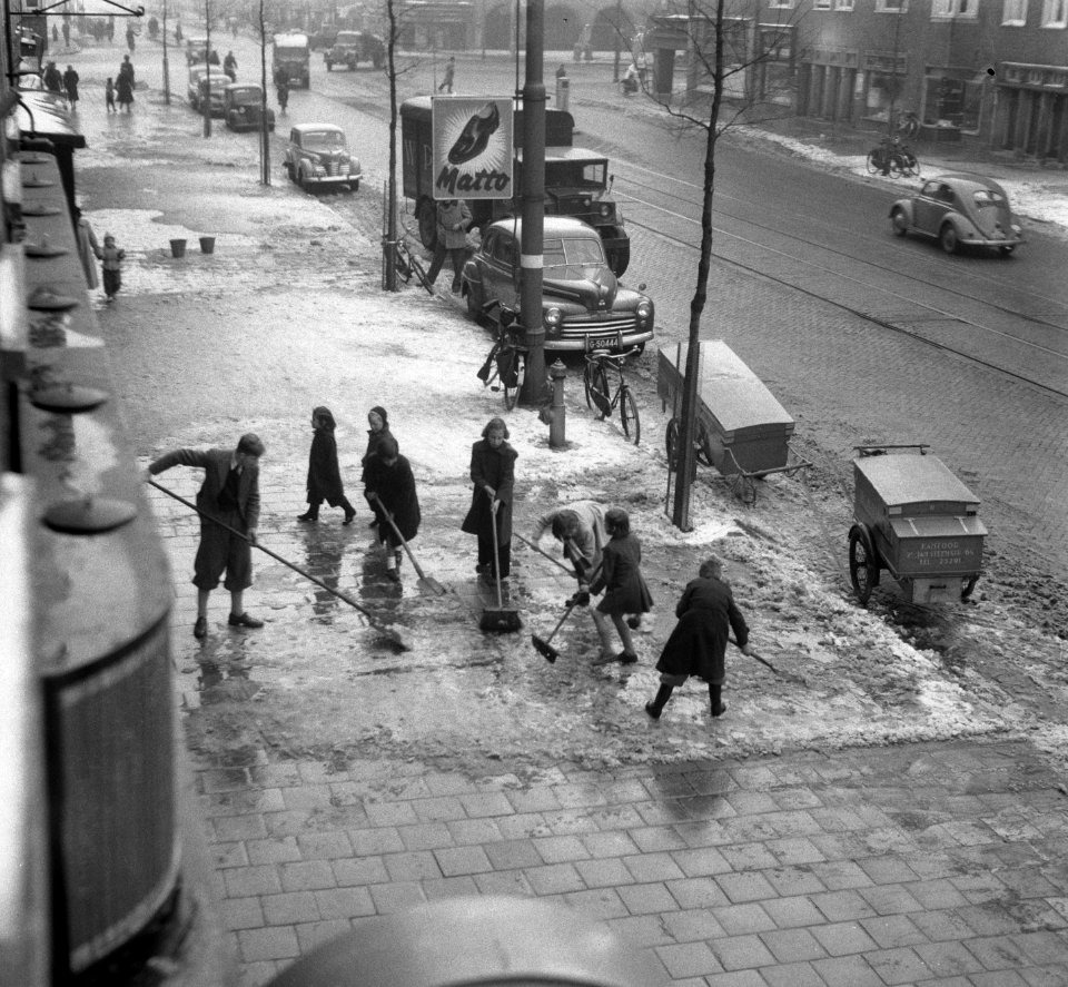 Bewoners gaan sneeuwruimen in Zuid, Bestanddeelnr 905-4759