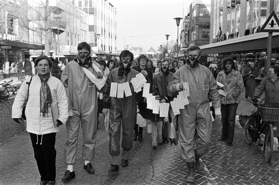 Bewoners Gifwijk De Staart in Dordrecht brengen girokaarten en heffingen terug, Bestanddeelnr 931-9120