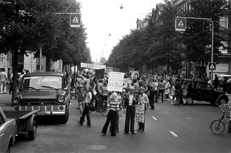 Bewoners van Czaar Peterstraat protesteren tegen verkeer in hun straat, Bestanddeelnr 925-8067