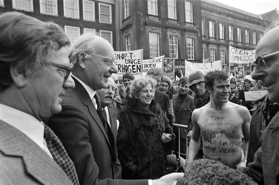 Bewoners Texel demonstreren in Den Haag voor verhoging dijken minister Westerte, Bestanddeelnr 928-3833