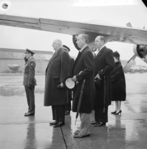 Bezoek President De Gaulle aan Nederland. De Gaulle , Baron Lynden, Luns en mevr, Bestanddeelnr 914-9326
