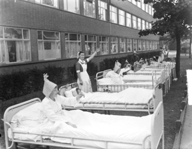 Bezoek Koninklijke Familie aan Overijssel. Patiënten van een ziekenhuis zijn in , Bestanddeelnr 903-6519