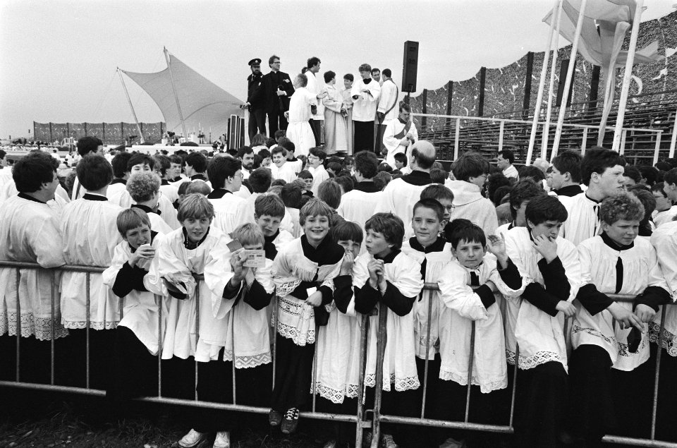 Bezoek Paus Johannes Paulus II aan Nederland eucharistieviering op vliegveld Be, Bestanddeelnr 933-3289
