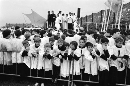 Bezoek Paus Johannes Paulus II aan Nederland eucharistieviering op vliegveld Be, Bestanddeelnr 933-3289