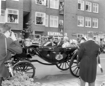 Bezoek President Bourguiba van Tunesie, in gala-rijtuig naar Paleis op de Dam, Bestanddeelnr 919-3250