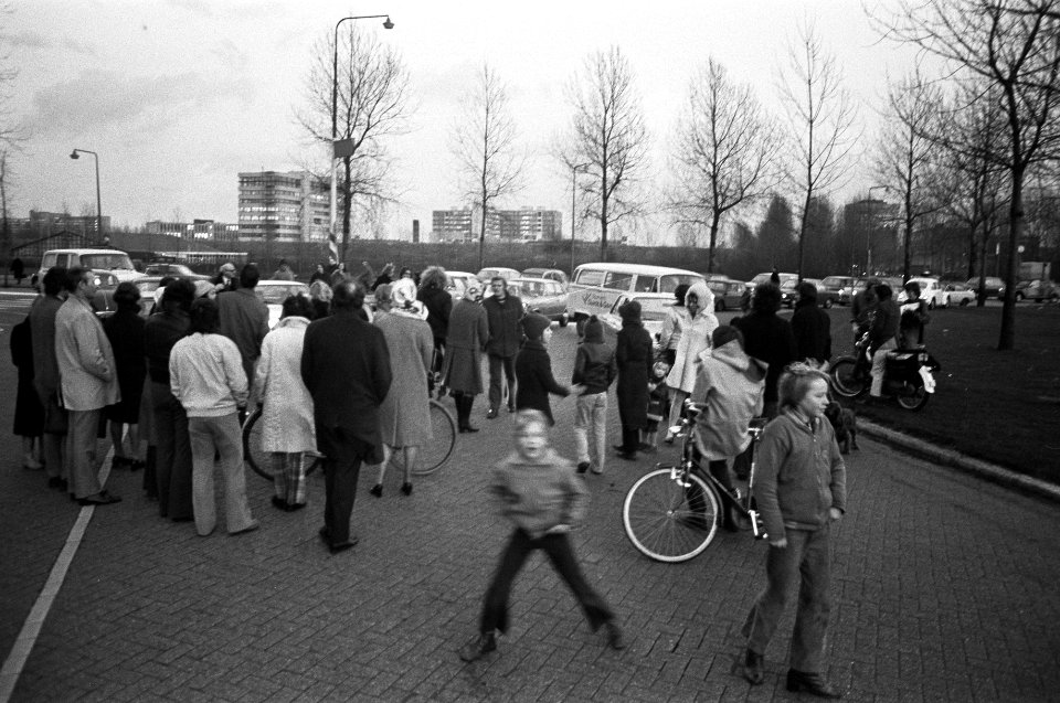 Bewoners Burgemeester Hogguerstraat in Amsterdam houden verkeer tegen uit protes, Bestanddeelnr 926-2146
