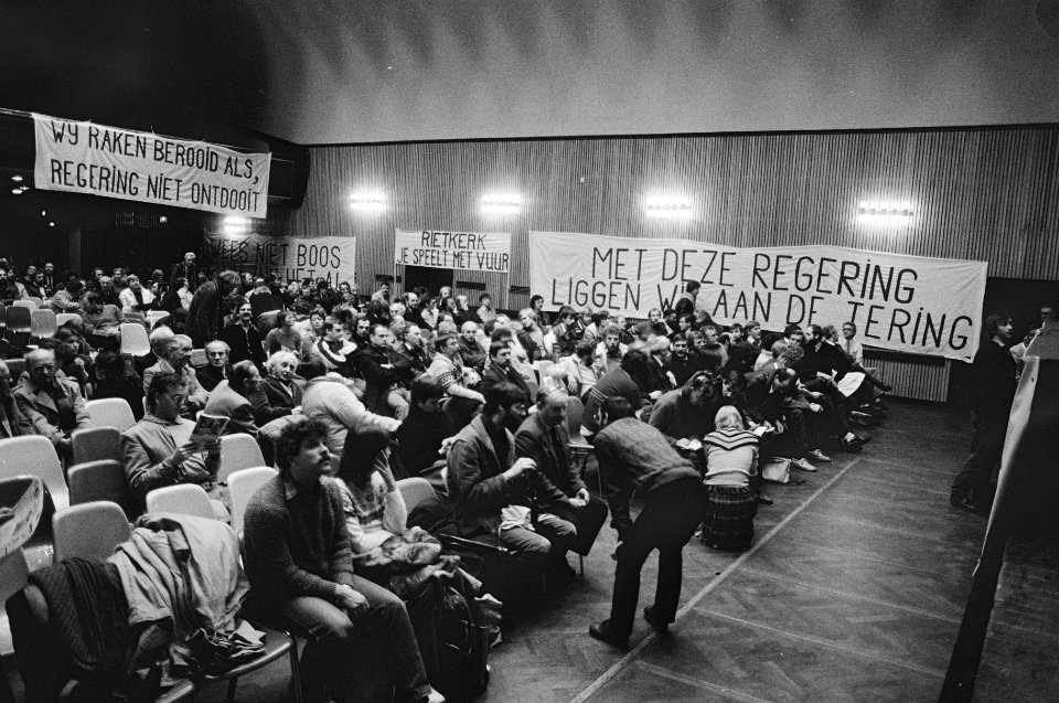 Bezuinigingen, vakbonden, loon- en prijsbeleid, spandoeken, Minister Rietkerk, Bestanddeelnr 932-4529