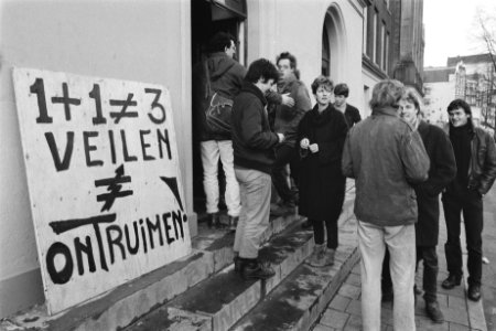 Bewoners kraakpand Singel 114 bij kort geding (Amsterdam voor het Gerechtsgebouw, Bestanddeelnr 932-8245