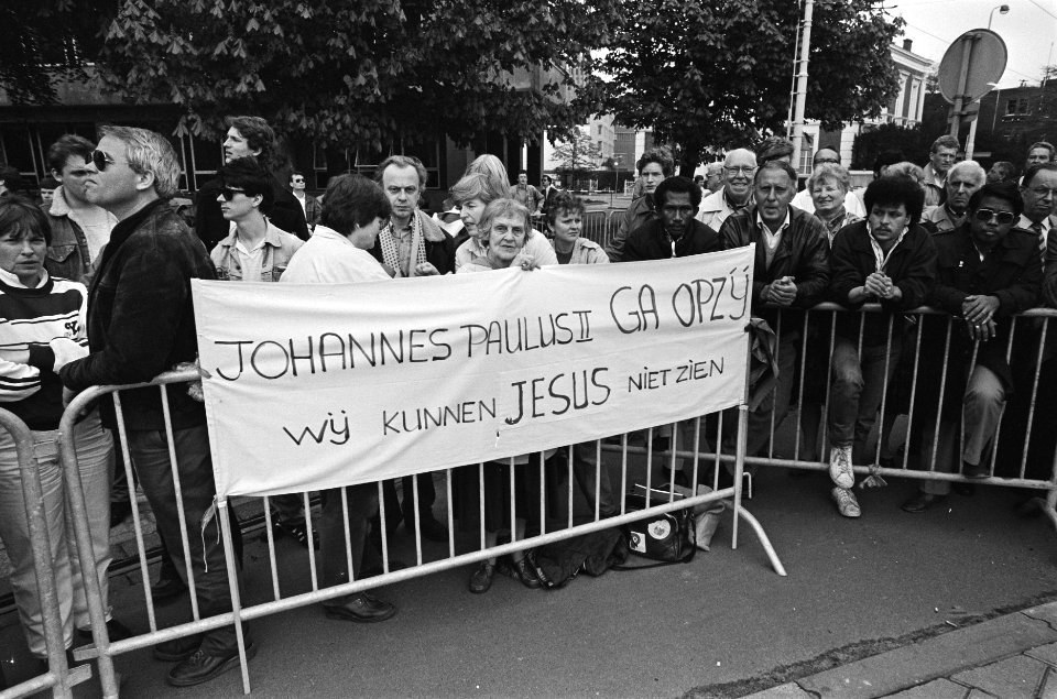 Bezoek Paus Johannes Paulus II aan Nederland demonstranten bij Vredespaleis, Bestanddeelnr 933-3280