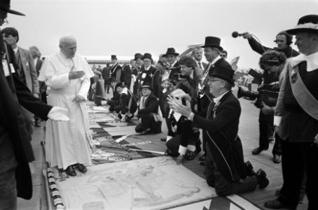 Bezoek Paus Johannes Paulus II aan Nederland Paus loopt over vaandels naar het , Bestanddeelnr 933-3250
