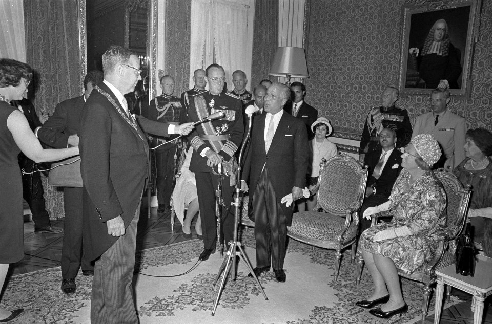 Bezoek President Bourguiba van Tunesie, Burgemeester Van Hall overhandigt Presid, Bestanddeelnr 919-3269