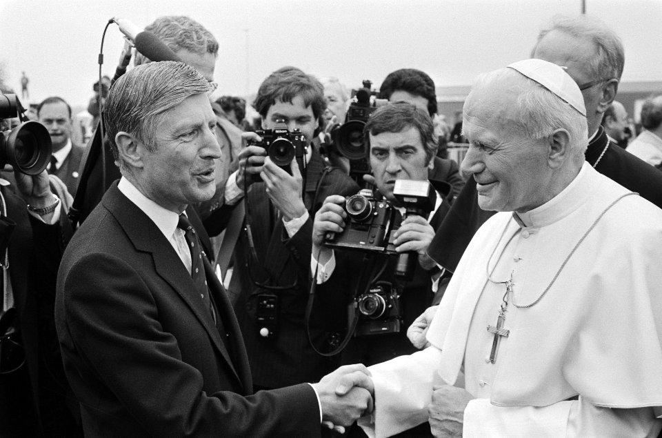 Bezoek Paus Johannes Paulus II aan Nederland Paus begroet A. van Agt (CdK in No, Bestanddeelnr 933-3253